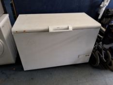 A BOSCH CHEST FREEZER, width 127cm, depth 66cm, height 85cm (PAT pass and working at -18 degrees)