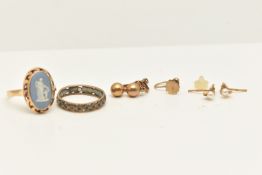 A SMALL ASSORTMENT OF JEWELLERY, to include a yellow metal Wedgwood cameo ring, stamped 9ct, ring