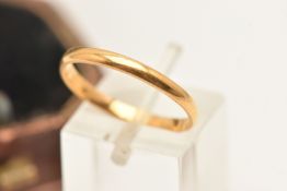 A 22CT GOLD BAND RING, plain polished design, hallmarked 22ct gold Birmingham, approx width of