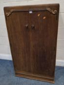 AN EARLY 20TH CENTURY OAK GENTLEMAN'S WARDROBE, with a pull-out rail and two shelves, width 72cm x