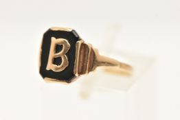 AN EARLY 20TH CENTURY 9CT GOLD ONYX INITIAL RING, designed as a rectangular onyx panel with the