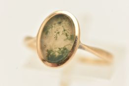 A YELLOW METAL MOSS AGATE RING, set with an oval cut moss agate inlay, collet set with pinched