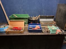 A QUANTITY OF TOOLS including a Record No.040 plough plane, a machine vice, two G clamps, saws,