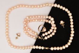 A SUITE OF CULTURED PEARL JEWELLERY, to include a cultured fresh water pearl necklace, bracelet,