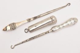 A SILVER CHEROOT CASE AND TWO BUTTON HOOKS, to include a polished cheroot case with hinged cover,