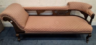AN EARLY 20TH CENTURY CHAISE LONGUE, with one scrolled end and one curved end, raised on cabriole