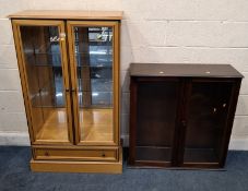 A LATE 20TH CENTURY DISPLAY CABINET, the double glass doors enclosing a mirror back and two glass
