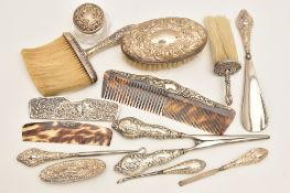 AN ASSORTMENT OF SILVER ITEMS, to include a pair of silver handled glove stretchers, a silver lidded