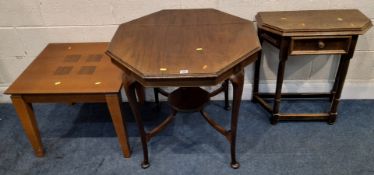 AN EARLY 20TH CENTURY MAHOGANY CENTRE TABLE, raised on cabriole legs, united by an under-shelf, an