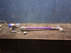A DYSON V7 ANIMAL CORDLESS VACUUM CLEANER with charger (PAT pass and working) Condition Report: