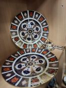 A GROUP OF ROYAL CROWN DERBY IMARI 1128, comprising two dinner plates, diameter 27cm, a table