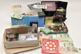 A FRUIT BOX WITH AN ASSORTMENT OF COINS INC GB £5 AND £2 COINS, 1951 CROWNS FOREIGN, GB KILOWARE