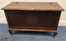 AN EARLY 20TH CENTURY OAK BLANKET CHEST, with a hinged lid, raised on cabriole legs Dimensions:width