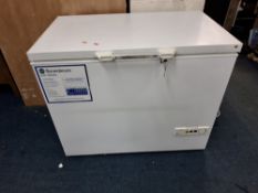 A SCANDINOVA CHEST FREEZER with two keys (PAT pass and working at -18 degrees), 103x66cmx84cm high