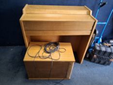 A MID CENTURY OAK MUSICAL RESEARCH Ltd 'THE SOUTHBRIDGE ORGAN with a valve amplifier (powers up