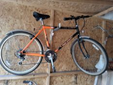 A FREE SPIRIT FS26 INDEX 18 MOUNTAIN BIKE with an 18in frame, 18-speed Shimano gears