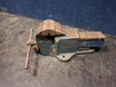 A RECORD No.23 ENGINEERS VICE with 4 1/4in jaws Condition Report:rust, but the operation is not