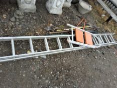 AN ALUMINIUM DOUBLE EXTENSION LADDER with 11 rungs to each 297cm section along with garden tools