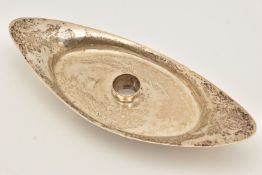 AN EDWARD VII SILVER CANDLE STICK HOLDER AND TRAY, boat form on four raised feet, approximate length