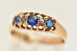 AN 18CT GOLD GEM SET RING, set with three blue stones assessed as a garnet topped blue glass doublet