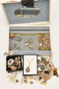 AN ASSORTMENT OF ITEMS, to include a gilt metal dog brooch stamped 'Silver', a silver rope twist