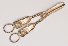 A PAIR OF ELIZABETH II SILVER GRAPE SCISSORS, decorated with a shell pattern, hallmarked 'Cooper