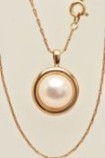 A 9CT GOLD SOUTH SEA CULTURED MABE PEARL PENDANT NECKLACE, circular pendant set with a cultured mabe