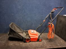 A BLACK AND DECKER GD300 LAWN SCARIFIER with grass box (PAT pass and working)