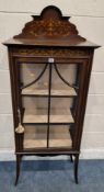 AN EDWARDIAN MAHOGANY AND MARQUETRY INLAID CHINA CABINET, the single glass door enclosing two