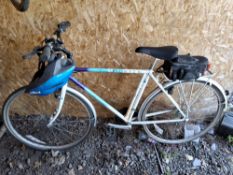 A RALEIGH PRESTIGE PIONEER GENTS ROAD BIKE, with a 21'' frame, and a Met helmet Qty: 2 Condition