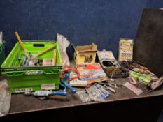 A TRAY CONTAINING WOODWORKING TOOLS including a Record No.4 SS plane, a hand brace and bits, hand