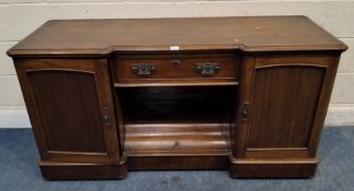 AN EDWARDIAN REVERSE BREAKFRONT SIDEBOARD, fitted with a single drawer, flanked by two cupboard