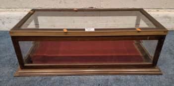 A 20TH CENTURY MAHOGANY COUNTER TOP DISPLAY CASE, with bevelled glass panes and a hinged lid
