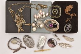 AN ASSORTMENT OF SILVER AND WHITE METAL JEWELLERY, to include a Scottish silver thistle brooch