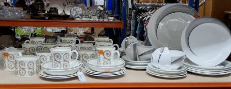 A GROUP OF WEDGWOOD TEA/DINNERWARE CERAMICS, comprising Susie Cooper design, 'Venetia' to include
