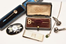 A SMALL ASSORTMENT OF JEWELLERY, to include a boxed yellow metal star set diamond stick pin,