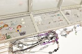 AN ASSORTMENT OF COSTUME JEWELLERY AND JEWELLERY STORAGE, to include a small quantity of white metal