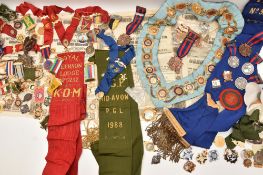 LARGE ASSORTMENT OF FRATERNAL MEDALS, AWARDS, HONOURS, SASHES, 10x 1869 RAILWAY RUSSIAN BONDS AND
