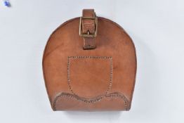 A LATE 19TH OR EARLY 20TH CENTURY LEATHER HORSESHOE BAG, this is the type carried by military