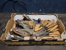 A TRAY CONTAINING WOODWORKING TOOLS, including a Record No.5 1/2 plane, a Stanley No.4 1/2 plane,