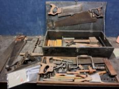 A VINTAGE WOODEN TOOLBOX CONTAINING CARPENTRY TOOLS, including a Stanley No.5 1/2 plane, a GTL No.