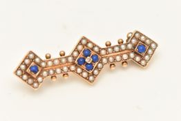 AN EARLY 20TH CENTURY BROOCH, a yellow metal bar brooch set with seed pearls, lapis lazuli and one