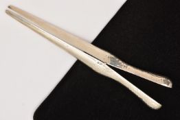 A PAIR OF EARLY 20TH CENTURY SILVER GLOVE STRETCHERS, hammer effect to the handles with vacant