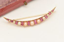 AN EARLY 20TH CENTURY BROOCH, a yellow metal crescent brooch set with sixteen circular cut rubies