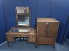 AN EARLY 20TH CENTURY OAK TWO BEDROOM SUITE, comprising a double door cabinet with a single