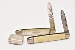 A SMALL ASSORTMENT OF SILVER ITEMS, to include an early 19th century vinaigrette, hallmarked