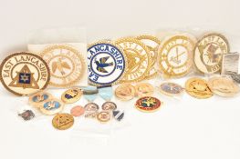 AN ASSORTMENT OF MASONIC REGALIA, to include metal badges, fabric badges, medals, together with an
