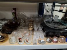 A GROUP OF HOUSEHOLD GLASSWARE to include a set of five vintage Coronation Street glasses