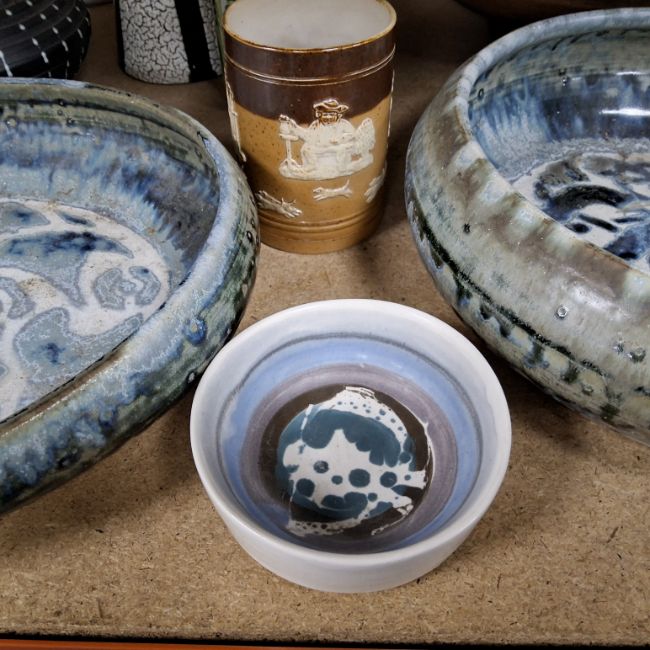 A GROUP OF MOSTLY STUDIO POTTERY ITEMS, to include a late 20th-century ...