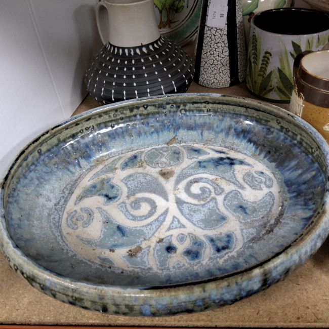 A GROUP OF MOSTLY STUDIO POTTERY ITEMS, to include a late 20th-century ...